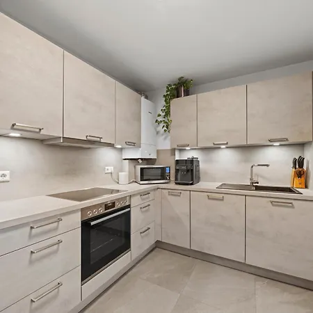 Modernes Mit 2 Schlafzimmern & Balkon In Mitte