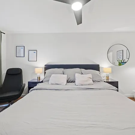 דירה Modernes Mit 2 Schlafzimmern & Balkon In Mitte