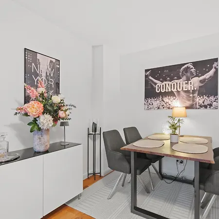 Modernes Mit 2 Schlafzimmern & Balkon In Mitte דירה