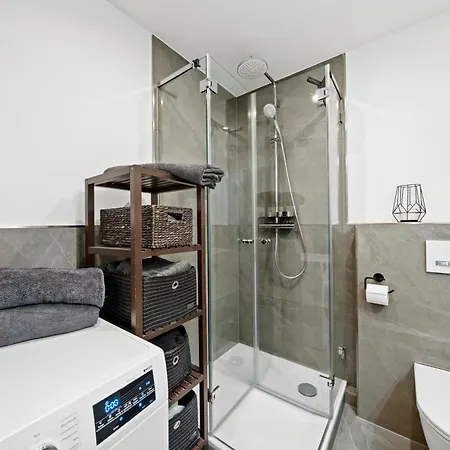 Modernes Mit 2 Schlafzimmern & Balkon In Mitte